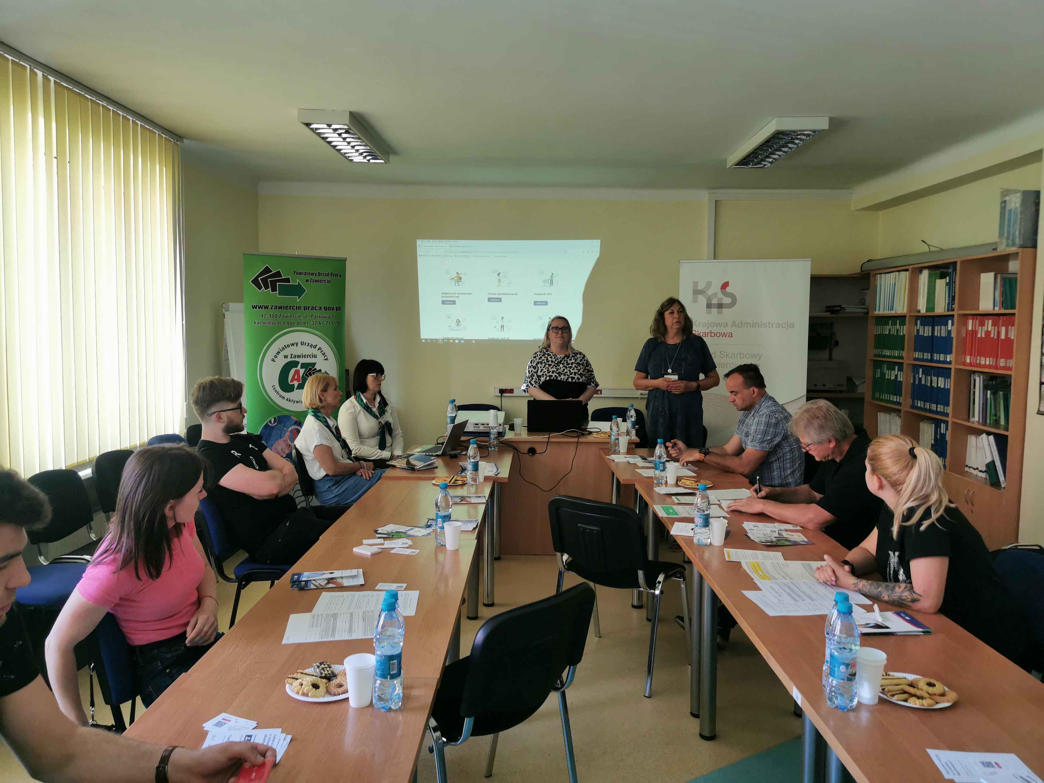 Zdjęcie ilustruje uczestników spotkania z przedstawicielami Urzędu Skarbowego i Zakładu Ubezpieczeń Społecznych