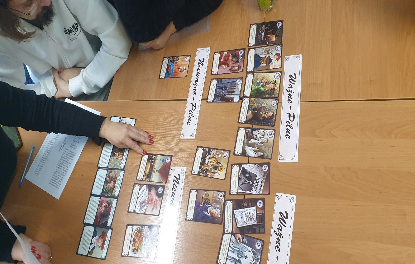 Fotografia przedstawia karty wykorzystywane w grze Detektyw rozłożone na stole