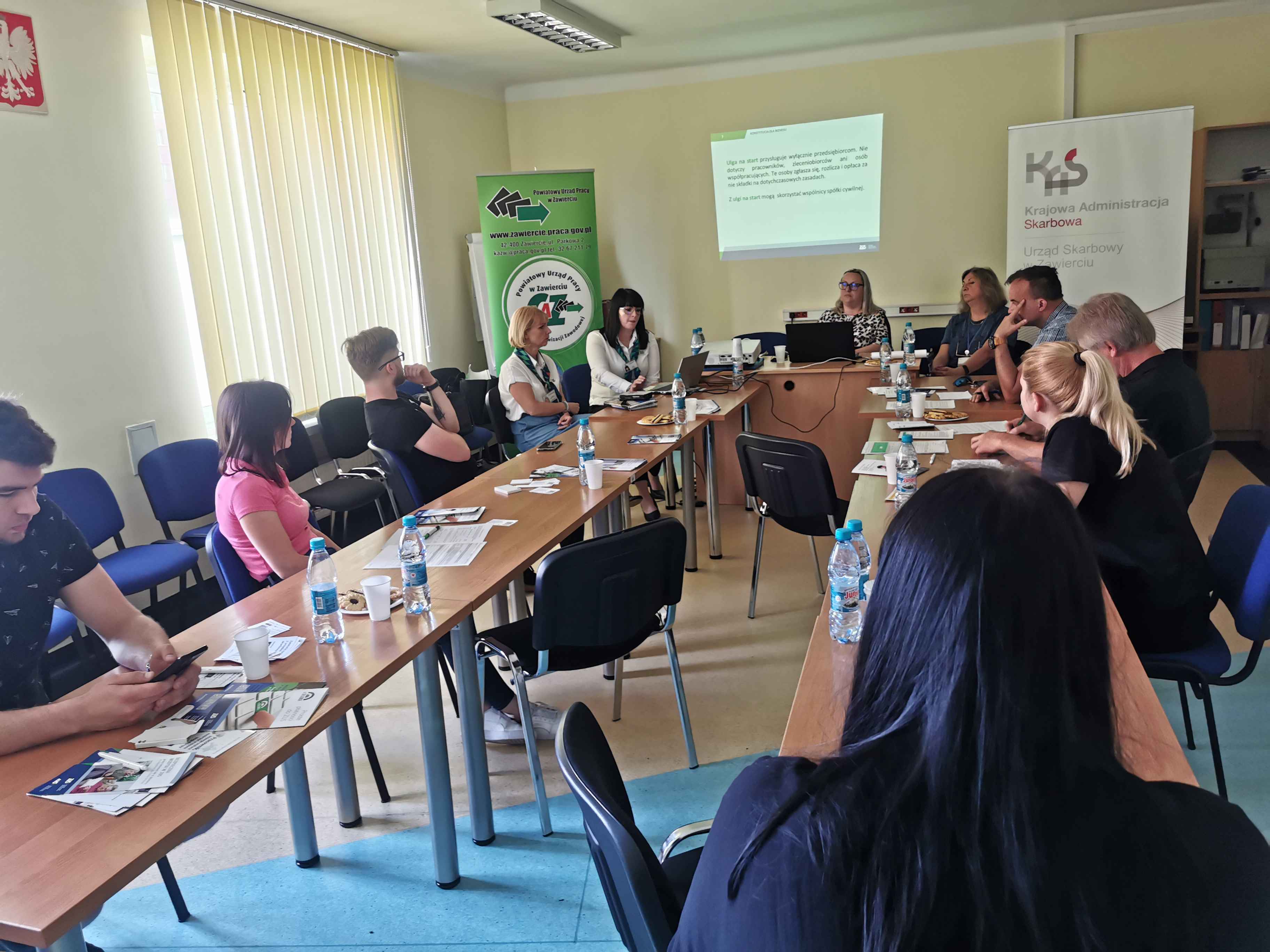 Zdjęcie ilustruje uczestników spotkania z przedstawicielami Urzędu Skarbowego i Zakładu Ubezpieczeń Społecznych