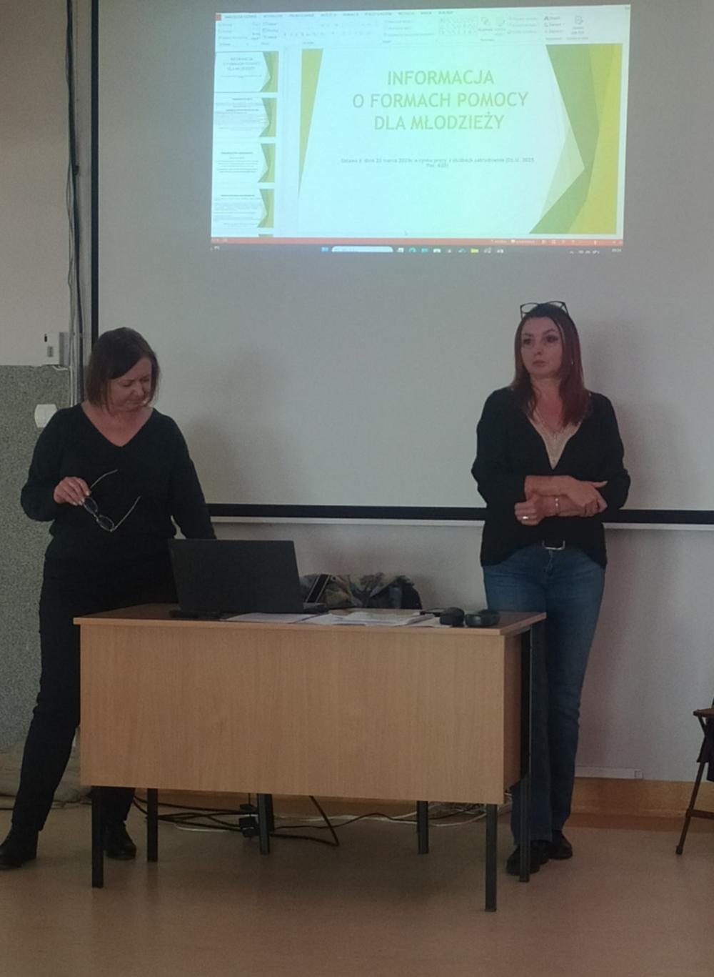 Fotografia przedstawia pracownice PUP w Zawierciu w trakcie prelekcji.