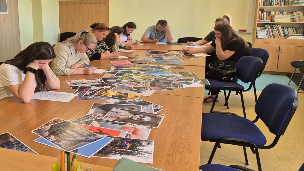 Fotografia wykonana w dniu 27 maja 2026 r. w trakcie warsztatów "Kompetencje miękkie czyli co pracodawcy cenią najbardziej", przedstawia grupę osób siedzących przy wspólnym stole, w trakcie analizy materiałów związanych z tematem warsztatów.