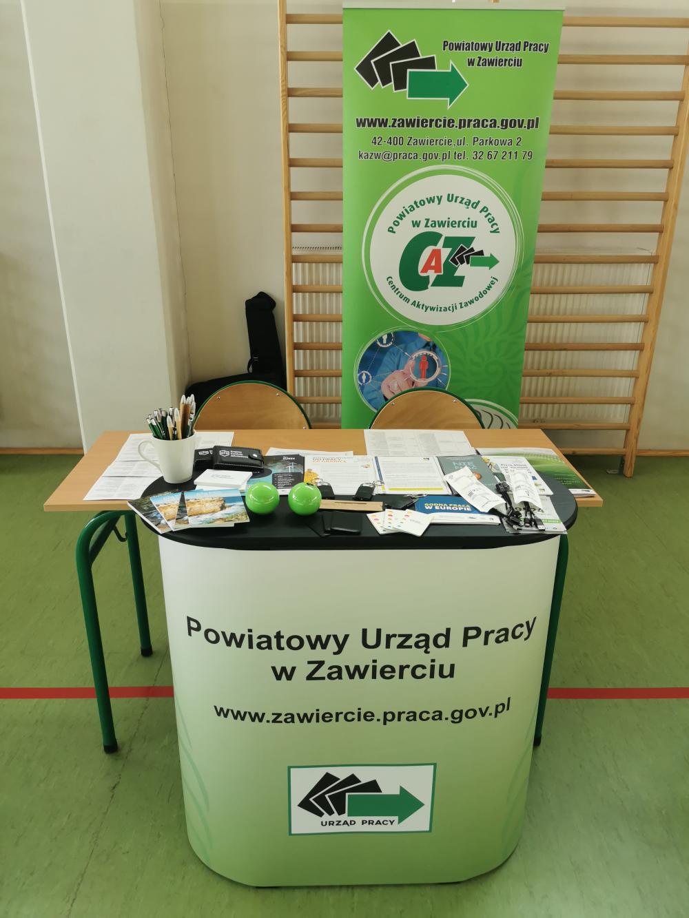 Fotografia wykonana podczas Targów Nauki i Kariery Myszków 2026. Przedstawia stoisko Powiatowego Urzędu Pracy w Zawierciu.