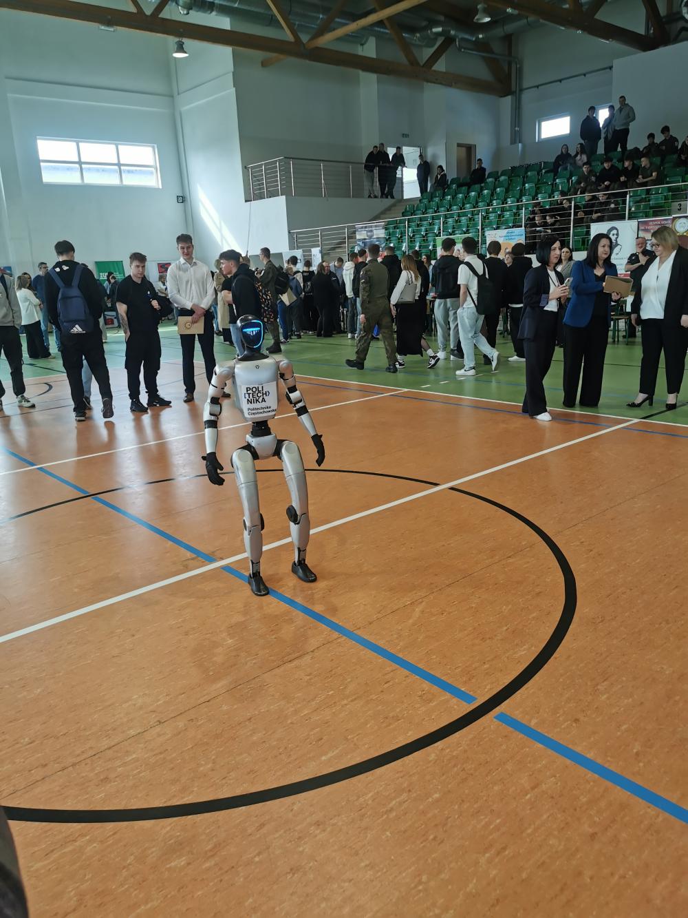Fotografia wykonana podczas Targów Nauki i Kariery Myszków 2026. Wewnątrz hali sportowej gdzie odbywały się targi prezentowany był robot Politechniki Częstochowskiej.