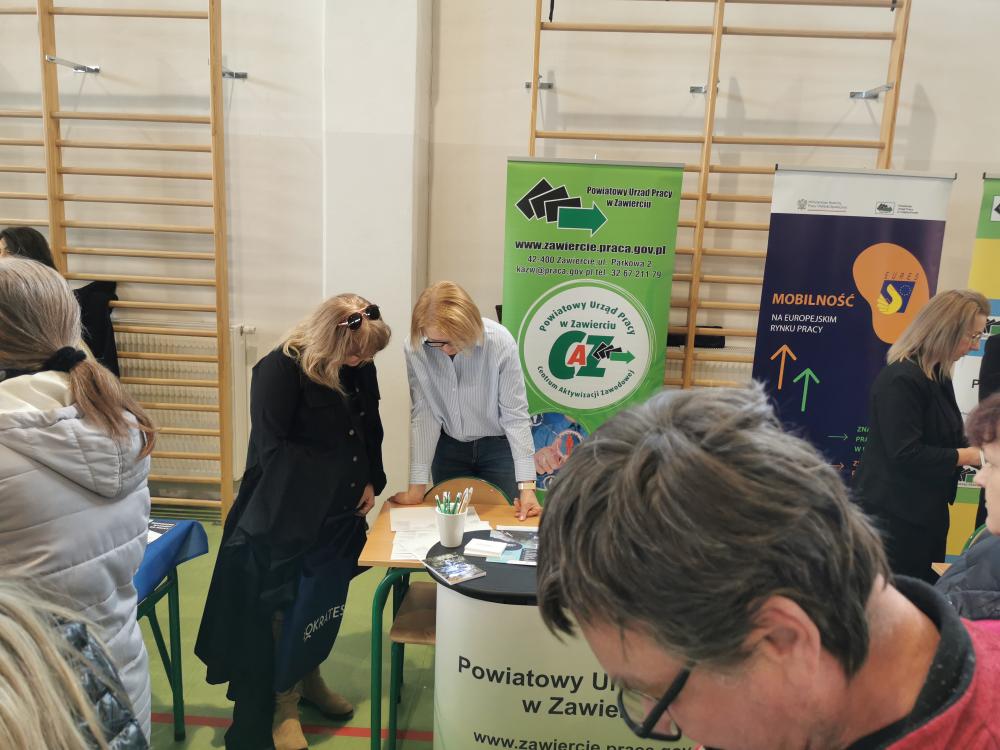 Fotografia wykonana podczas Targów Nauki i Kariery Myszków 2026. Przedstawia stoisko Powiatowego Urzędu Pracy w Zawierciu.